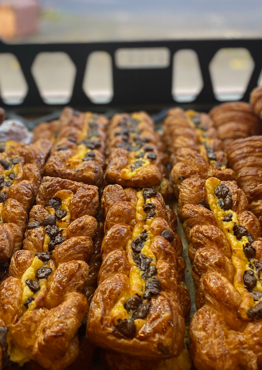 Vanilla Custard + Choc Chip Twist